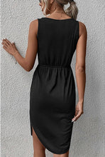 Load image into Gallery viewer, Essential V-neck Sleeveless Pockets Midi Dress
